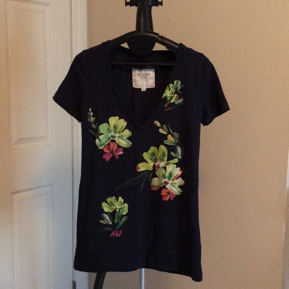 🌿💖 Abercrombie & Fitch Floral V Neck Tee 💖🌿